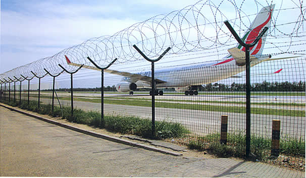 Металлический забор для аэропорта